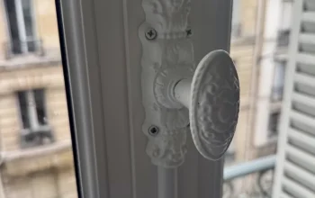Fenêtres traditionnelles crémones patrimoine Paris